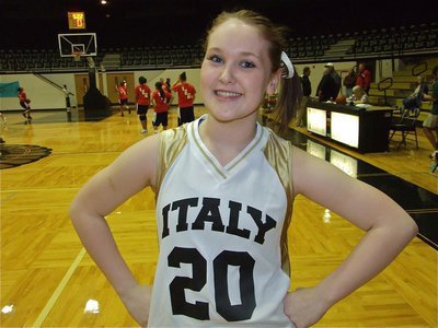 Image: Pretty in gold — That shade of gold really brings out Jesica’s eyes.