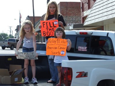 Image: Cheerleaders — Madelyn Chambers, Cassidy Svehlak and Morgan Chambers know how to stop traffic.