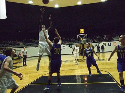 Image: Isaac is accurate — Italy’s John Isaac(10) heats up against the Venus Bulldogs scoring 24-points.