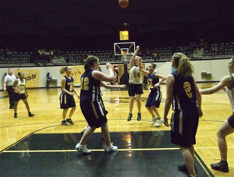 Image: Shelbi shoots — Italy’s Shelbi Gilley(14) rises up against Waxahachie Advantage.