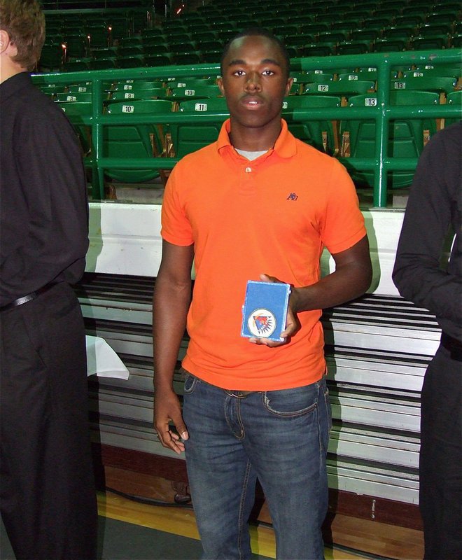 Image: Jasenio’s medal — Displaying his Victory Bowl medal after being recognized during the banquet is Italy’s own, Jasenio Anderson, who is dressed in the orange shirt, you cannot miss him.