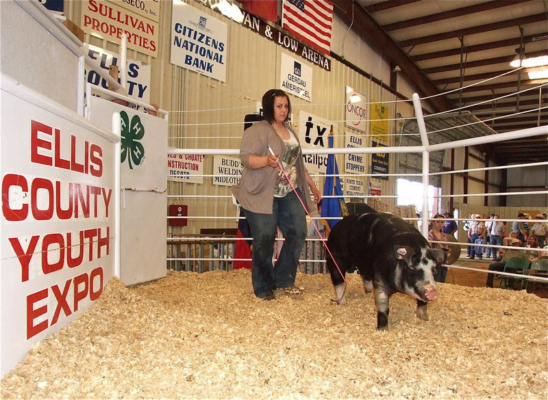 Image: Haley Pittmon — Italy’s Haley Pittmon keeps her Black OPB swine active during the sale.
