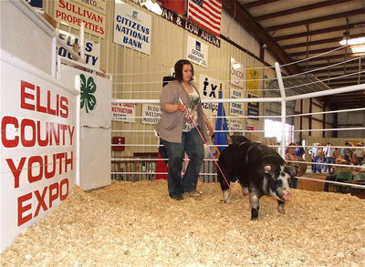 Image: Haley Pittmon — Italy’s Haley Pittmon keeps her Black OPB swine active during the sale.