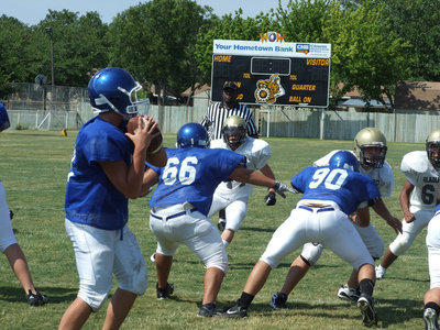 Image: Pass, pass, pass! — Italy’s defense reacts to the Lion quarterback.