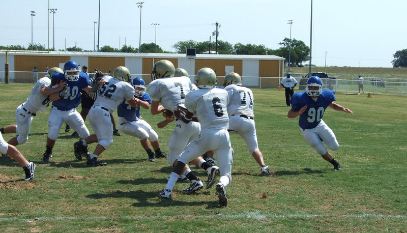 Image: Wilkins powers the ball — Italy quarterback Jasenio Anderson hands the ball to power back Kyle Wilkins as Italy’s offensive line makes a running lane.