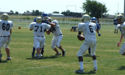 Image: Read and lead — Jasenio Anderson reads the Blooming Grove defense as Italy’s offensive line gives him options.