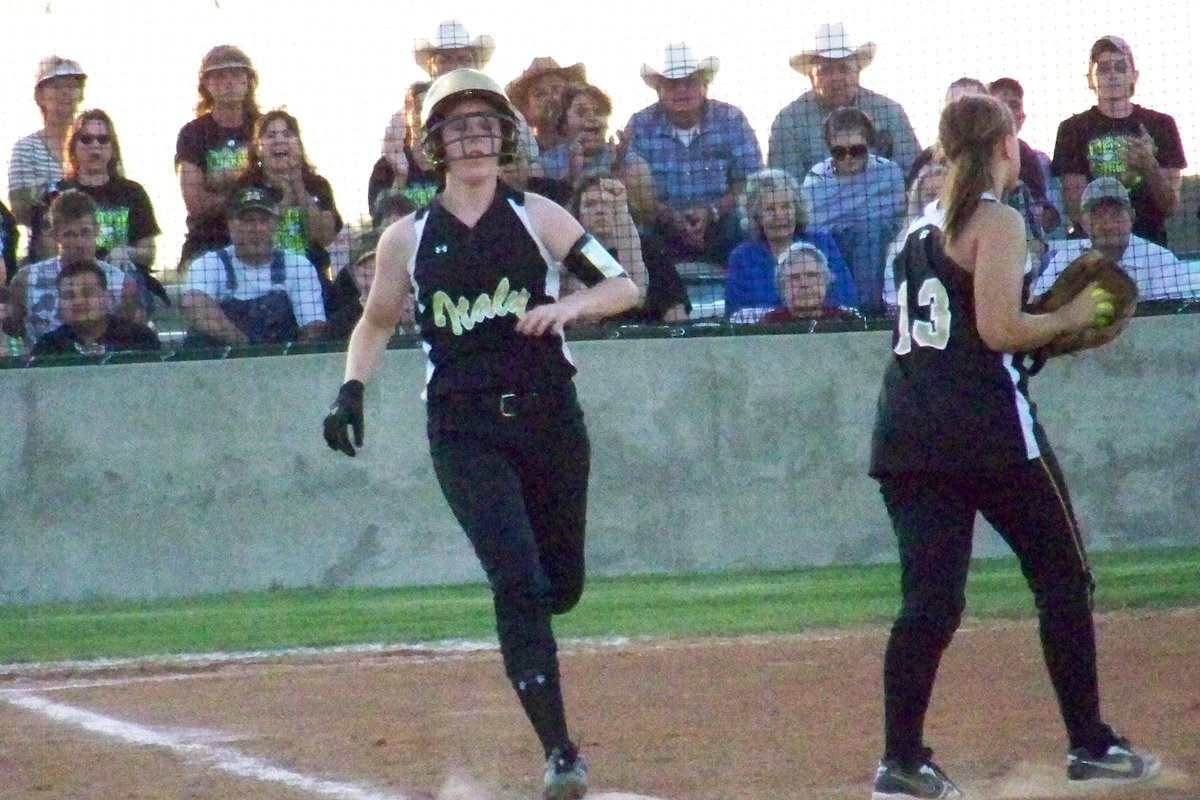 Image: Gettin’ down the line — Bumpus sprints to first.