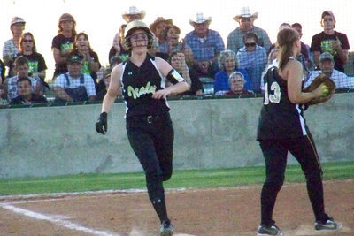 Image: Gettin’ down the line — Bumpus sprints to first.