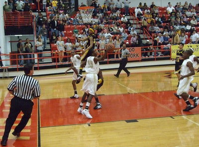 Image: Slick Pass — Italy’s #2 Heath Clemons dishes over to #10 John Isaac on the fast break.