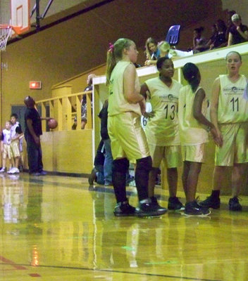 Image: Discussing the moment — Italy Gold talks strategy near the end of the game.