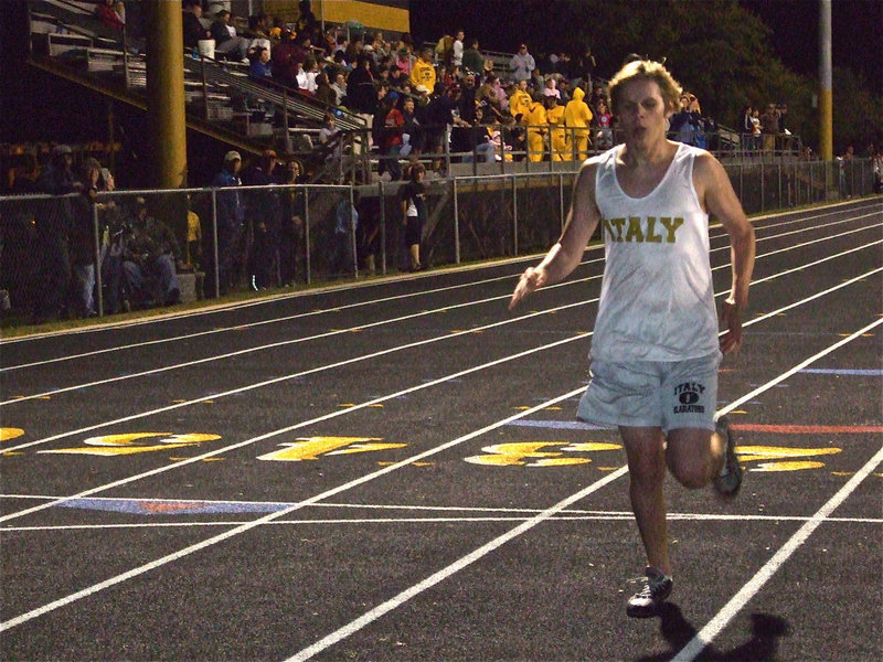 Image: Gus Allen — Gus Allen put in an amazing run around the Hubbard track that caught the attention of some of the Italy faithful. Not bad for an offensive tackle on the football team!