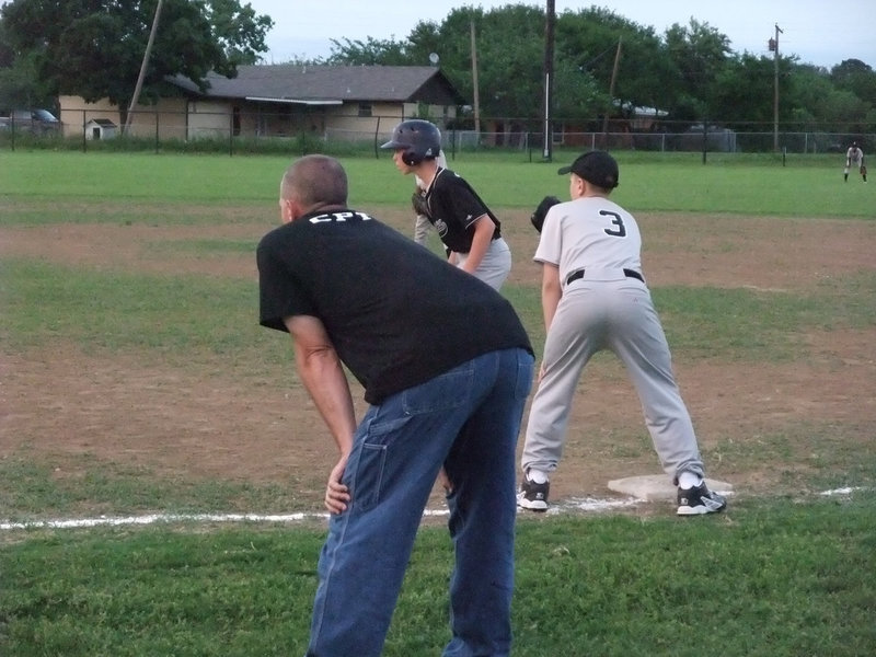 Image: Bailey holds runner — Bailey Walton tries to hold the runner on 1st base.