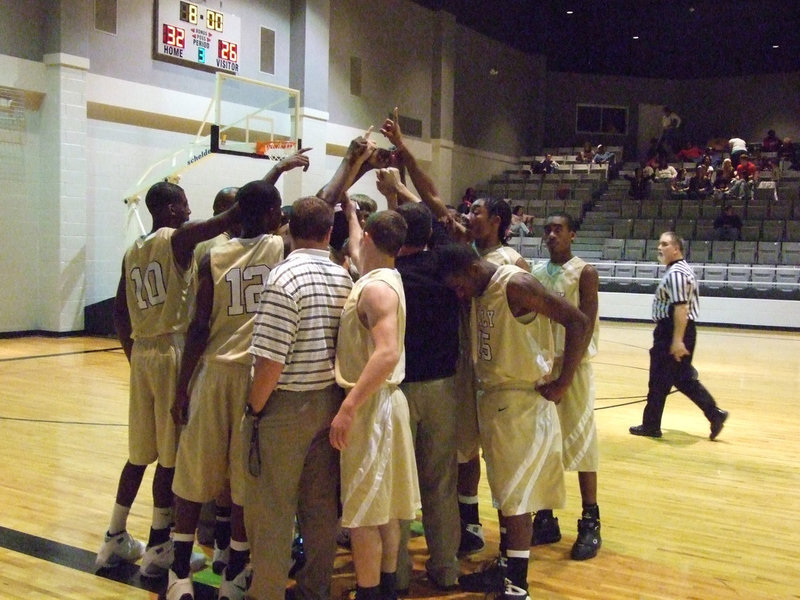 Image: Gladiator power — The Gladiators unite to start the 2nd half down by 6-points.