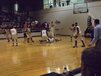 Image: Standing tall — The Gladiators almost conquered the Cats on Itasca’s home floor.