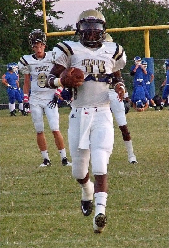 Image: Jasenio gets ready — Jasenio Anderson(11) put in a solid effort with 82-yards rushing and 165-yards passing in a quarter and a half.