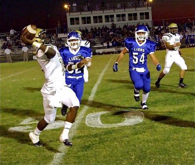 Image: Anderson passes — Italy’s Jasenio Anderson(11) rolls right and releases the ball downfield over the Lions’ defense.