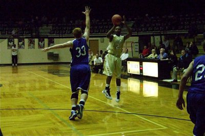 Image: Sephus shoots — Gladiator De’Andre Sephus(20) puts up a 3-point shot during Italy’s win against Frost.