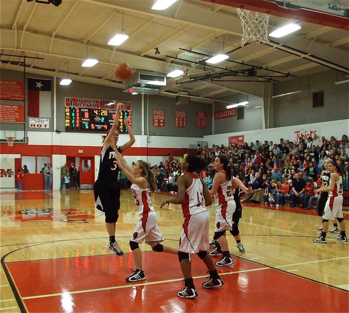 Image: In the paint — Italy’s Kaitlyn Rossa(3) shoots a jumper from the middle of Maypearl’s defense.