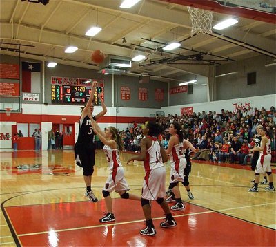 Image: In the paint — Italy’s Kaitlyn Rossa(3) shoots a jumper from the middle of Maypearl’s defense.