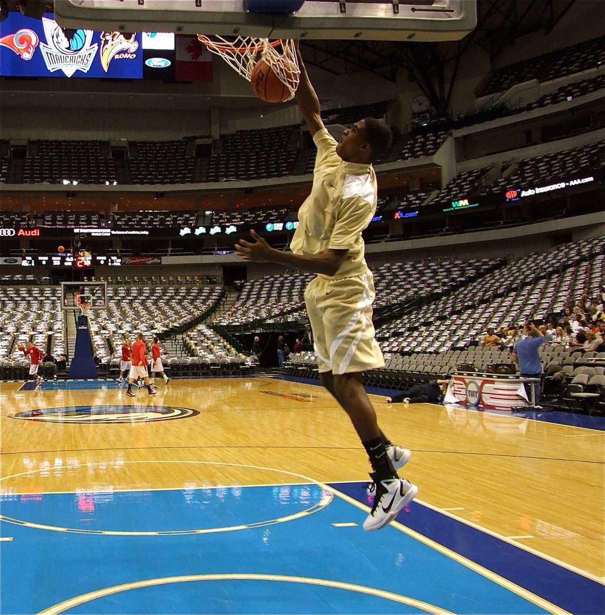 Image: Just like the pros — Gladiator Devonta Simmons slams on the same goal that the Dallas Mavericks and the San Antonio Spurs would be slamming later in the evening.