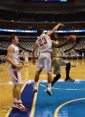 Image: FASTEN SEAT BELTS — Italy’s Jasenio Anderson(11) encounters some turbulence while flying into the lane inside the American Airlines Center.