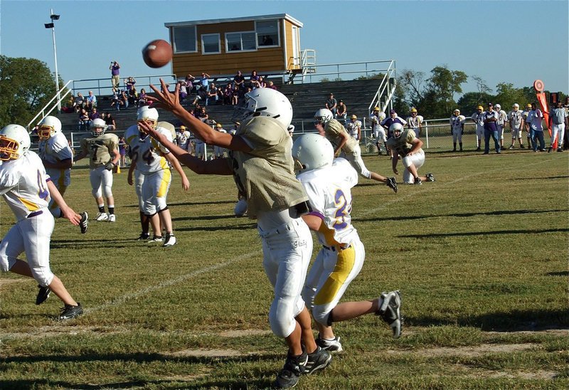 Image: Italy’s JH squad tries to rally late against the Buffalo Bison — Italy JH Gladiator Colton Petrey(6) tries to haul in a pass from quarterback Ryan Connor against the Buffalo Bison.
