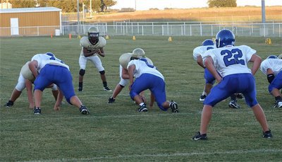 Image: Before the snap — Italy’s Eric Carson(28) looks over the Lions’ defense before receiving the snap from Bailey Walton.