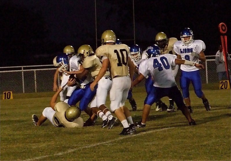 Image: Two tough — Italy’s Kevin Roldan(60) and Trevon Robertson(9) combine for a stop.