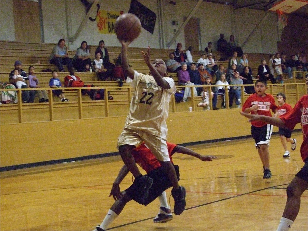 Image: Waits a minute — That’s Al Waits(22) flying in for 2-points.