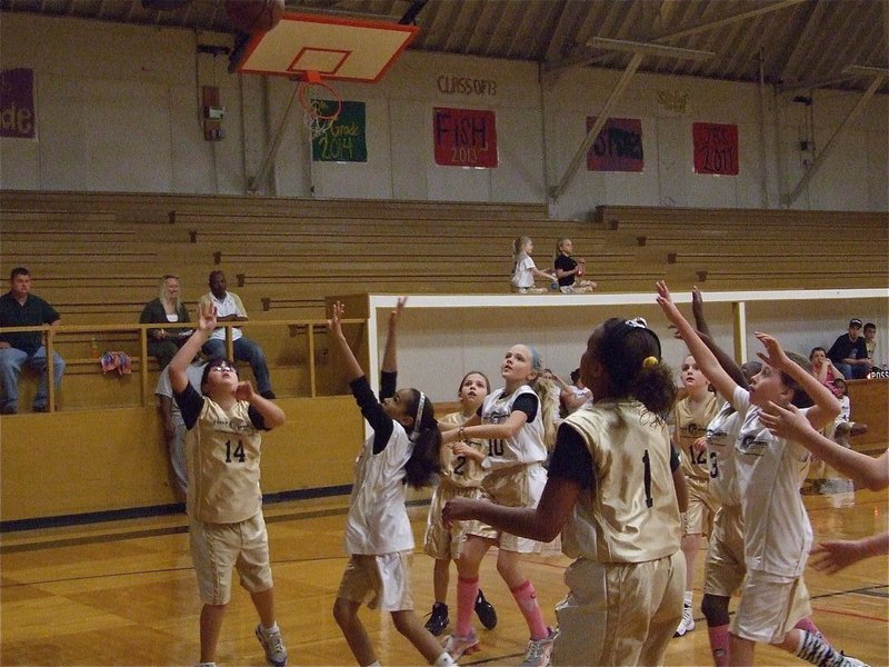 Image: Jenna shoots — Italy 13’s Jenna Holden(14) gets a good look at the basket as both teams fly in for the rebound.