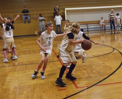 Image: Brycelen on the wing — Looking for an opening is Italy 13’s point guard Brycelen Richards(11).