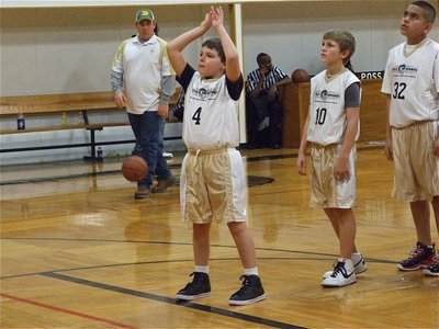 Image: Thomas Crowell — Thomas Crowell(4) takes a free shot at halftime.