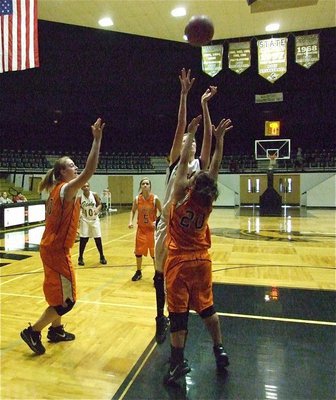 Image: Rossa attacks — Kaitlyn Rossa(3) finished off the Lady Cougars after Italy’s Jimesha Reed left the game to ice her sore knee.