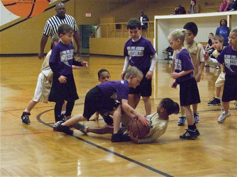 Image: Destani battles — Destiny Harris(1) goes to the floor in a battle for the loose ball.