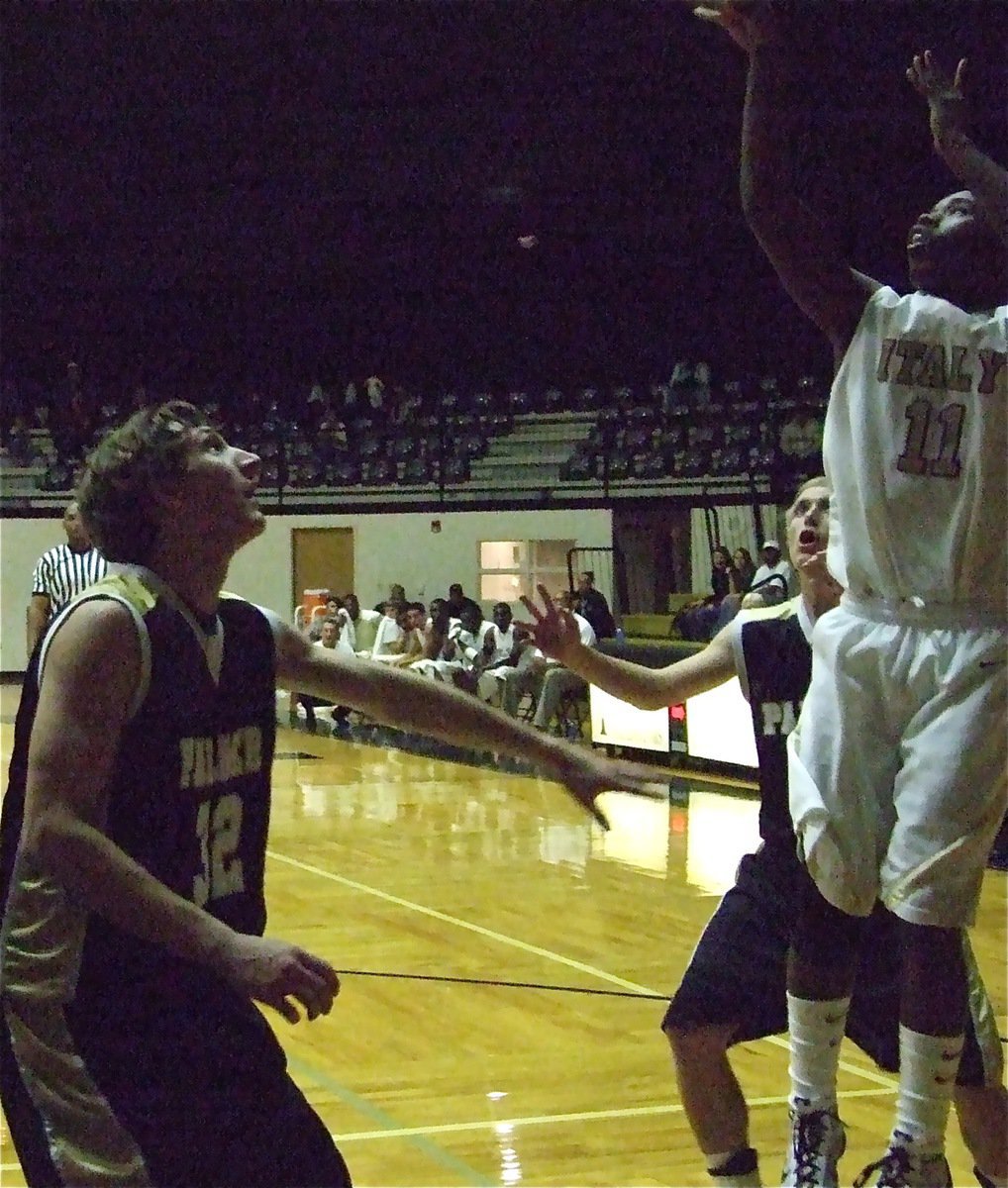 Image: Jasenio scores — Jasenio Anderson hit a baseline shot against Palmer.