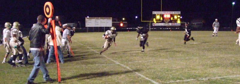 Image: Dez does it — Italy’s Senior Desmond Anderson(8) steps on the sideline after bringing in a pass from Junior Jasenio Anderson, Desmond’s cousin.