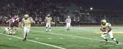 Image: Out to Desmond — #11 Jasenio Anderson swings a pass out to his cousin #8 Desmond Anderson while #63 Zach Hernandez rumbles downfield to throw a block.