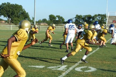 Image: Running the middle — Gladiators running the ball between the numbers near midfield.