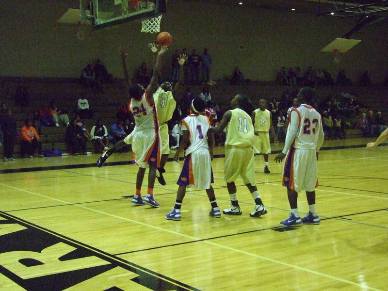 Image: Cut Diamond — Italy’s #4 Diamond Rodgers cuts into the lane to put up a shot.