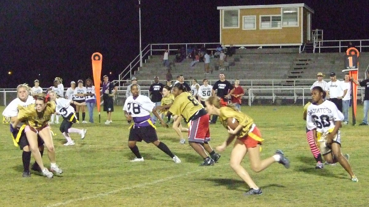 Image: DeMoss Runs For Yards — DeMoss gains yardage.