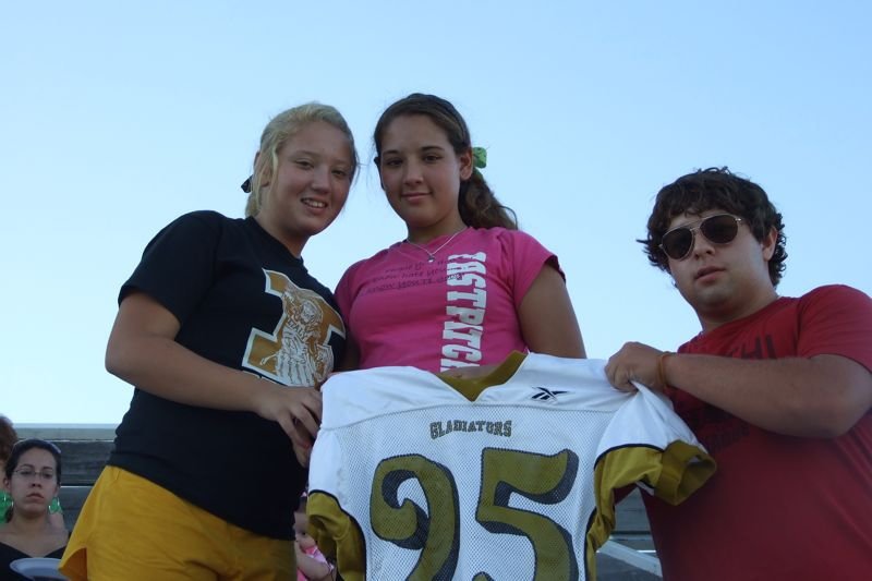 Image: Richards receivers — On behalf of Gregg Richards, his granddaughters Alyssa and Megan Richards receive the Italy vintage jersey from Ivan Roldan.