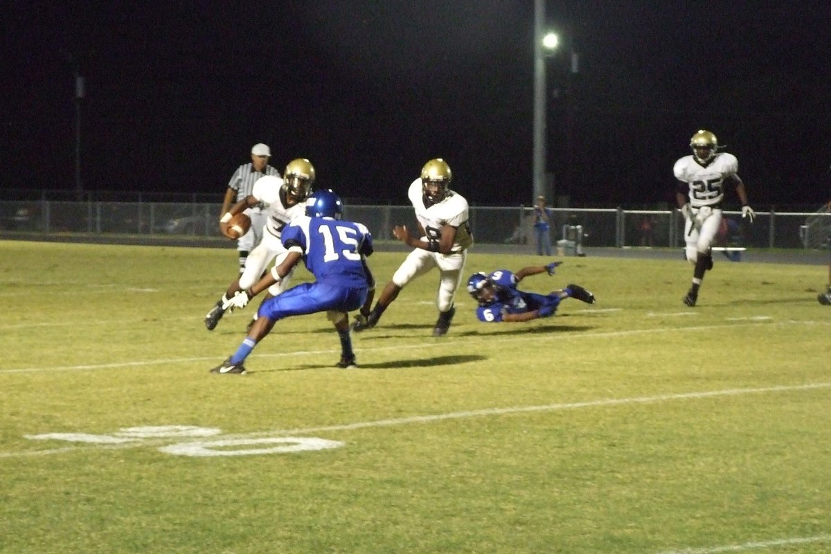 Image: Anderson up the field — Jasenio Anderson works his way up the field.