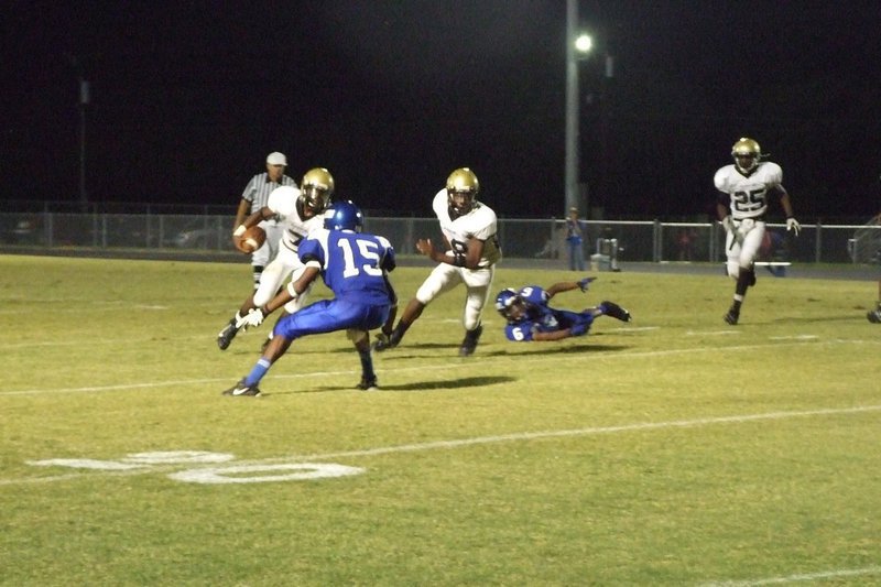 Image: Anderson up the field — Jasenio Anderson works his way up the field.