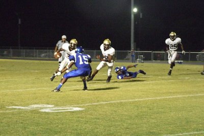 Image: Anderson up the field — Jasenio Anderson works his way up the field.