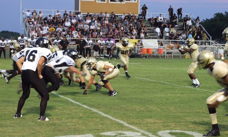 Image: Palmer vs Italy — Jasenio Anderson gets the snap.