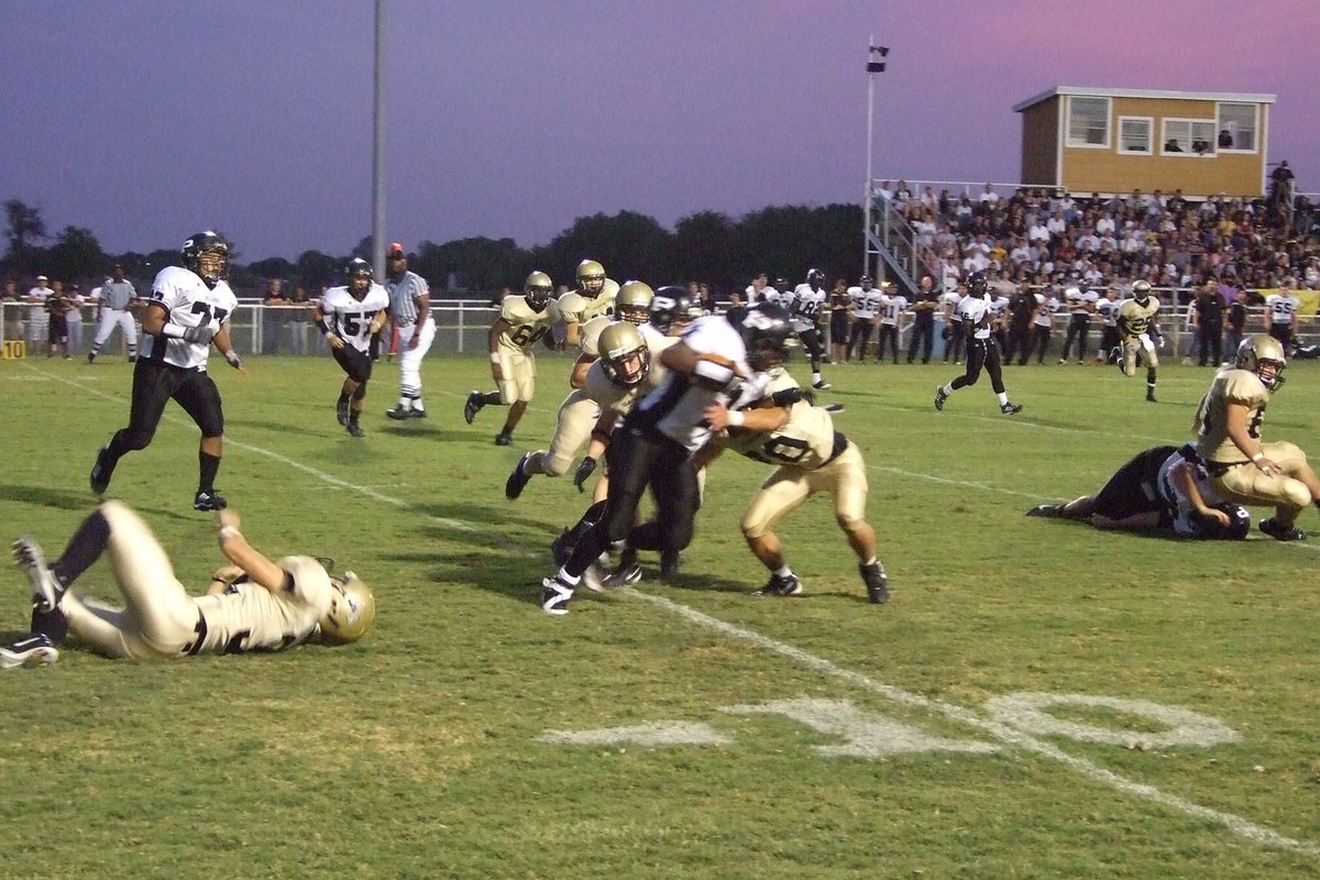 Image: Palmer vs Italy — Italy’s defense pulls down Palmer.