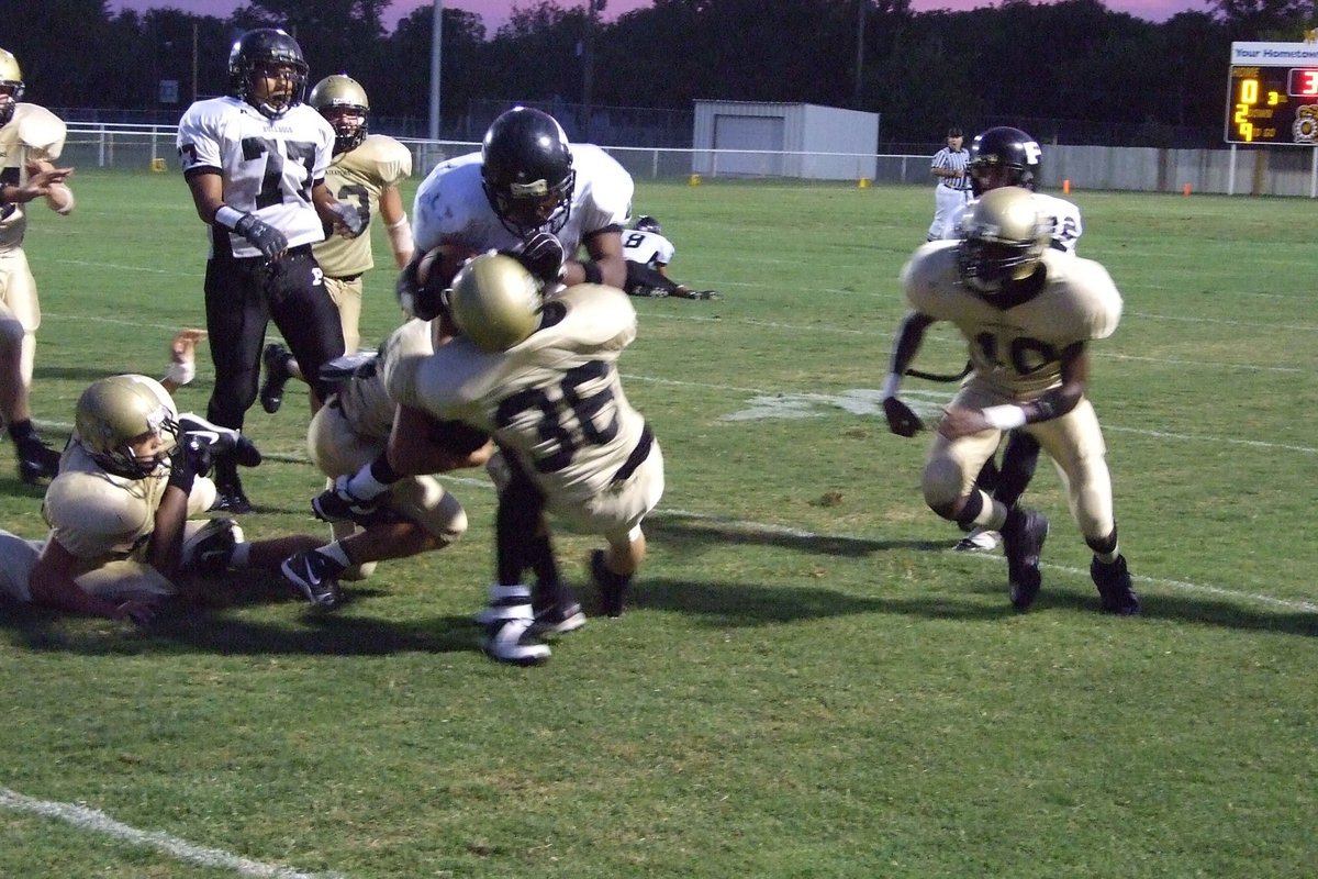 Image: Palmer vs Italy — Italy’s defense tried to keep Palmer from scoring.