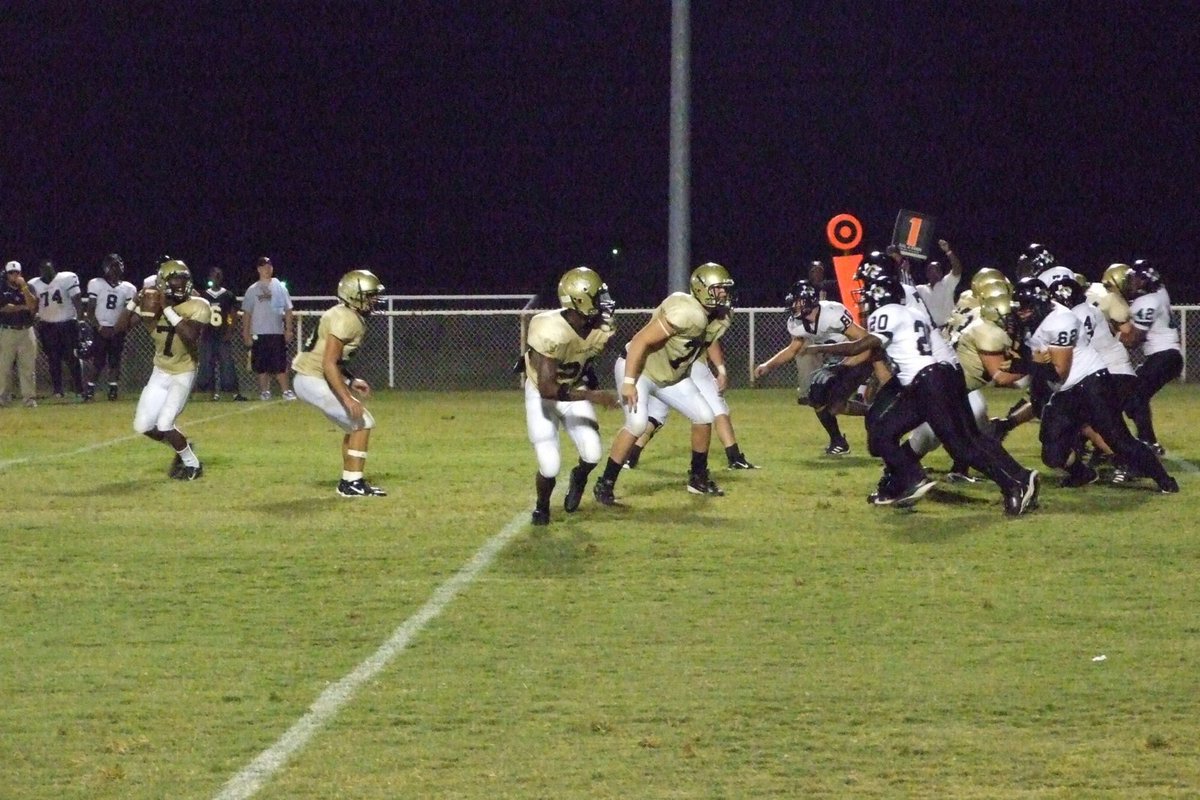 Image: Looks for opening — Anderson looks for Rodgers to be open.