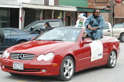 Image: Dallas Cowboy Keith Davis — Dallas Cowboy Keith Davis, a former wide receiver and linebacker for the Italy Gladiators, joins the fun and tosses tootsie-rolls to the parade watchers.