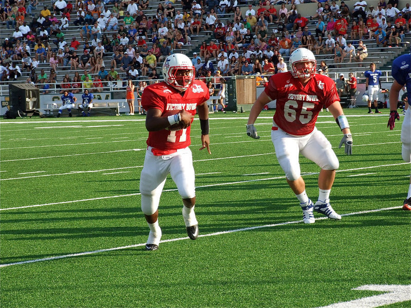 Image: There he goes! Jasenio Anderson(11) finds day light around blocker, Daniel Bass(65) of Temple, and runs the keeper inside Blue Team’s 20-yard line during first-quarter action.
